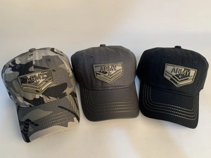 Dettaglio del ricamo Army su cappelli da baseball in twill di cotone mimetico