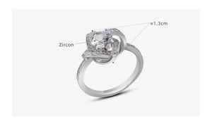 Vue macro d'une bague classique en zircon avec un serti de pétales de 1,3 cm