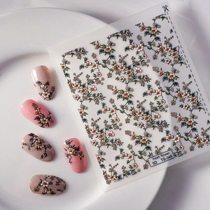 Detail von 5D-geprägten Nagelaufklebern mit Blumenmustern und feinen Texturen