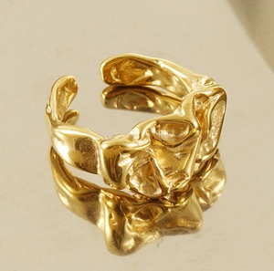 Détail de la texture de lave en or 18 carats et de la surface froissée sur la bague ouverte