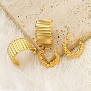 Gold stainless steel heart-shaped and textured C-hoop earring set for women