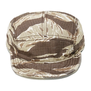Détail de la casquette camping 5 pans avec motif camouflage tigre et visière plate
