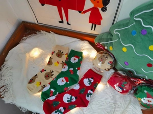 Dettaglio calze natalizie in cotone festivo con motivi di Babbo Natale e alce