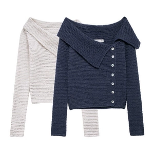 Maglione in maglia asimmetrico con grande colletto e bottoni laterali color panna e blu