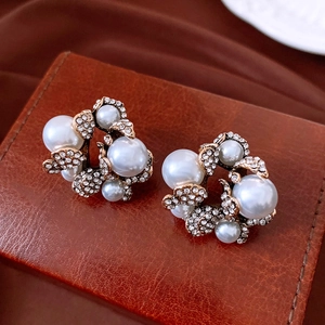 Orecchini a lobo vintage a forma di fiore con perle e strass su pelle marrone