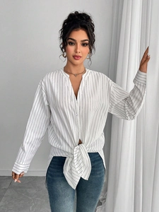 Chemise à rayures verticales et manches longues avec nœud frontal pour un look décontracté