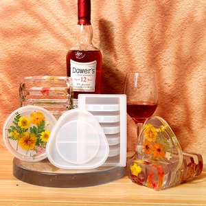 Set di stampi in silicone per sottobicchieri con resina e campioni di fiori secchi