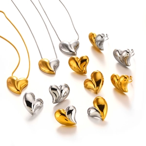 Set gioielli cuore in acciaio inossidabile placcato oro 18K con collane e orecchini a lobo