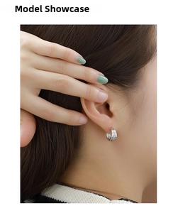 Detailed close-up of S925 sterling silver C-shaped hoop earrings with triple textured lines