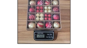 Detailed weight measurement showing 16pcs red and gold Christmas ball ornament set 260.8g