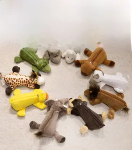 Varietà di astucci in peluche a forma di animali come leone ed elefante su un tappeto