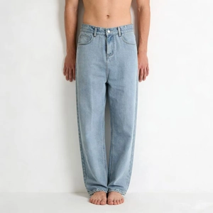 Détail d'un jean en denim bleu clair à coupe droite avec design classique à cinq poches