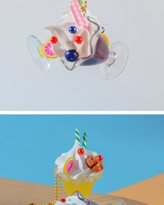 Dettaglio portachiavi sundae in miniatura con decorazioni di frutta e catena d'oro
