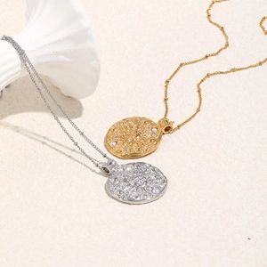 Halsketten mit 18K Gold und Silber Sonnenanhängern und Perlen auf Steinoberfläche