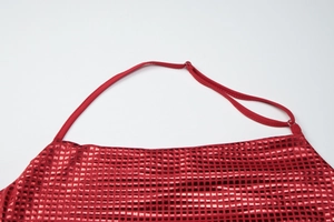 Détail du haut licou rouge brillant à carreaux avec fines bretelles réglables