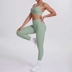Detail von salbeigrünem Yoga-Set mit High-Waist-Leggings und Cross-Back Sport-BH