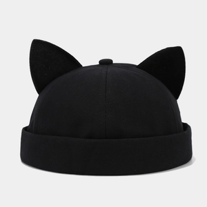 Dettaglio del cappello docker nero con orecchie di gatto e design minimalista creativo