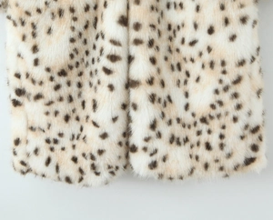 Detailansicht der hochwertigen Kunstpelz-Leopardentextur und der Saumnaht der Jacke