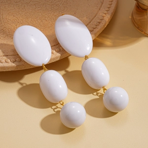 Boucles d'oreilles pendantes géométriques en acrylique avec perles ovales et liens dorés
