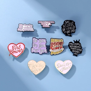 Vue détaillée de pins en émail coloré sur le thème Girl Power avec bords en métal