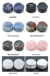Dettaglio di supporti per sfere di cristallo in sodalite, ossidiana e quarzo rosa naturale