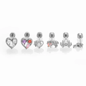 Ensemble de six clous d'oreilles en zircon coloré, formes cœur, couronne et fleur sur blanc
