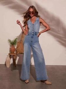 Vue détaillée d'une combinaison en jean à jambes larges avec col en V et boutonnage