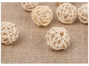 Vista macro di sfere di rattan naturale da 3 cm su tela di sacco con fibre intrecciate