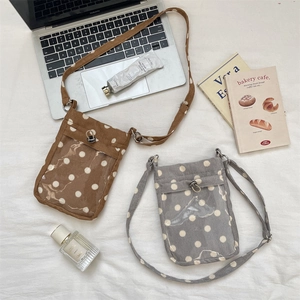 Detailansicht der Cord-Umhängetasche mit Polka Dots, PVC-Fenster und Alltagsgegenständen