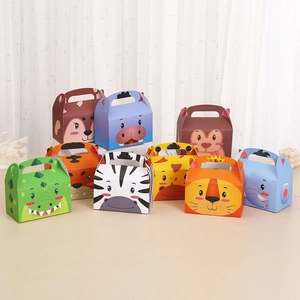 Détail de boîtes cadeaux animaux de dessin animé incluant motifs lion et girafe