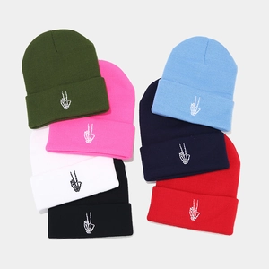 Lot de bonnets en tricot colorés avec broderie de main de squelette faisant le signe V