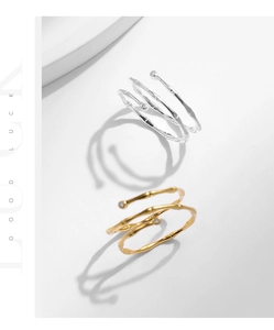 Details von verstellbaren Bambus-Ringen in Silber und Gold mit kleinen Edelsteinakzenten