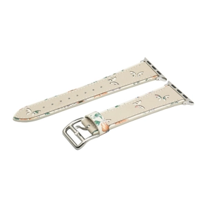 Gros-plan du bracelet de montre Apple en cuir beige avec imprimé papillon et boucle en métal.