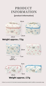 Ensemble détaillé de trois trousses à maquillage matelassées blanches avec motifs nœuds