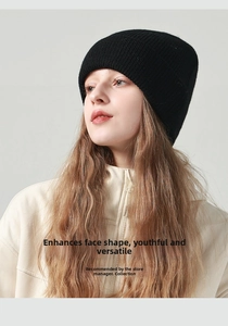 Detailansicht der schwarzen Rippstrickmütze mit hochwertiger Textur und klassischem Design