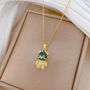 Collier en acier titane avec pendentif ours, tête en résine bleu-vert et cristaux brillants