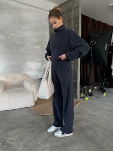 Damen-Fleece-Set in Dunkelgrau mit Reißverschlussjacke und Hose mit weitem Beinverlauf