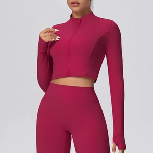 Detailansicht des nahtlosen Frontreißverschlusses und Stehkragens der Slim-Fit-Yoga-Jacke