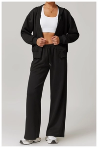 Detail der schwarzen High-Waist-Jogginghose mit weitem Bein und verstellbarem Tunnelzug