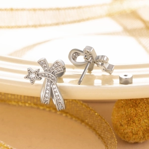 Boucles d'oreilles nœuds en argent avec zircons et fermoirs à vis sur plateau