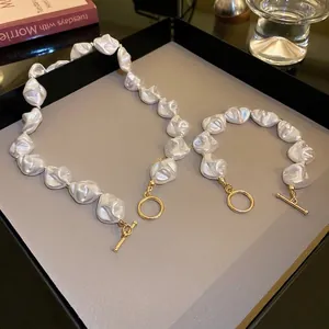 Ensemble élégant de collier et bracelet en perles baroques avec fermoir en T doré