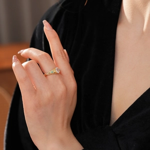 Vue détaillée de la bague plaquée or 18k avec cristal ovale et pierres turquoise