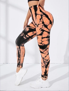 Détail du pantalon de yoga sans couture à taille haute avec texture tie-dye orange et noir