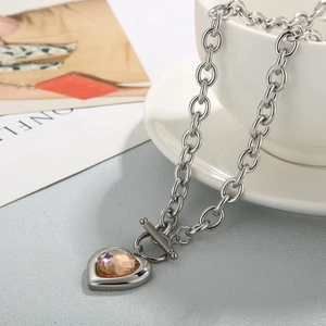 Détail du collier argenté avec cœur en cristal champagne et fermoir à bascule OT
