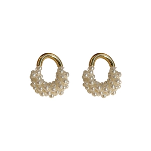 Boucles d'oreilles dorées géométriques en U avec incrustation de perles blanches