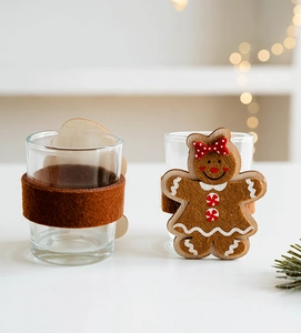 Detail der Weihnachts-Lebkuchenmann-Filzhülle auf einem Kerzenhalter aus Glas