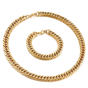 Gedetailleerd overzicht van de goudkleurige Cubaanse schakelketting en armband voor heren