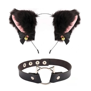 Détail de l'ensemble serre-tête oreilles de chat noires et collier avec pendentif chat