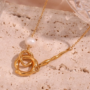Détail macro du collier à double anneau asymétrique plaqué or 18 carats avec perle
