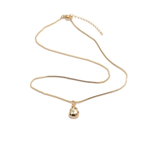 Collana dorata con pendente a pera, zirconi colorati e catena a maglia veneziana su bianco